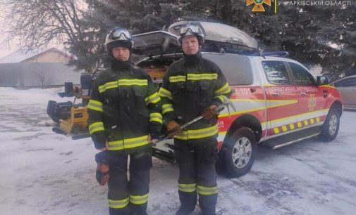 Обвалившееся дерево возле роддома и сорванные крыши домов в Харькове: спасатели ликвидируют последствия непогоды, — ФОТО