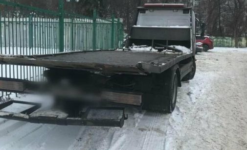 В Харькове водитель грузовика сдавал назад и «протаранил» фонарный столб, — ФОТО