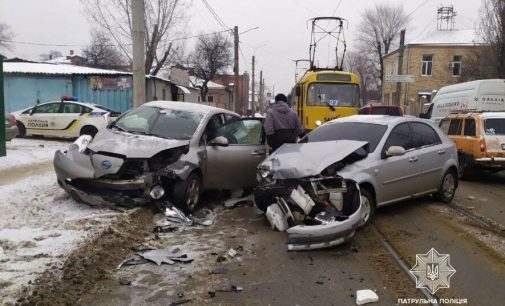 В Харькове не поделили дорогу два легковых автомобиля: пострадал пассажир, — ФОТО
