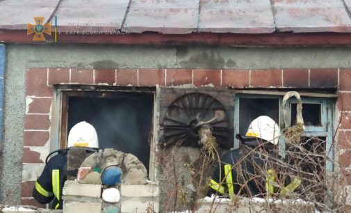Соседи увидели, как горит дом, и вызвали спасателей: на Харьковщине во время пожара погибли два человека, — ФОТО