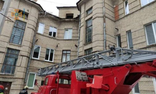 Под Харьковом загорелся четырехэтажный дом: в очаге пожара спасатели нашли обгоревшее тело мужчины, — ФОТО