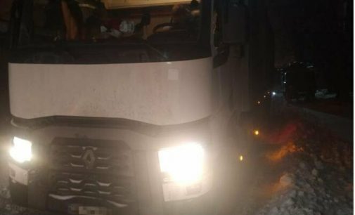 Вытащили грузовик с медицинским кислородом из снежного заноса: в Харькове спасатели помогали водителям, — ФОТО