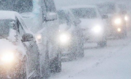 Снег порализовал улицы города: пробки в Днепре