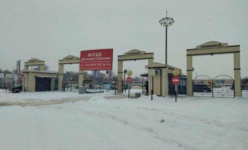Как убирают снег на одесском промрынке «7 км», — ФОТО