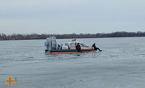 В Днепре двое подростков провалились под лед: тело одного нашли спасатели