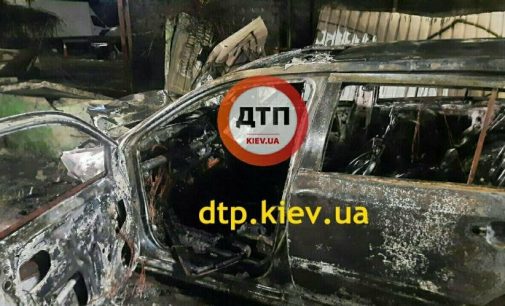 В Киеве такси врезалось в забор автобазы и загорелось: водитель вылетел из салона, — ФОТО
