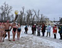 После ныряния стало жарко: как на Крещение в Днепре окунались пенсионеры, — ФОТО, ВИДЕО