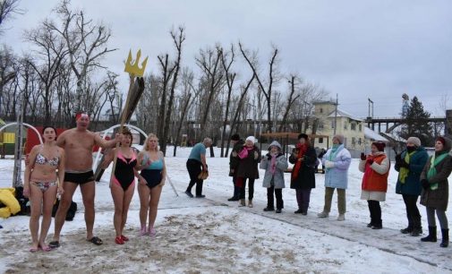 После ныряния стало жарко: как на Крещение в Днепре окунались пенсионеры, — ФОТО, ВИДЕО