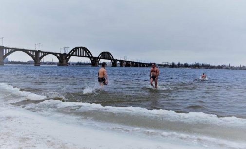 Ни мороз, ни ветер не страшен: как на Монастырском острове праздновали Крещение, — ФОТО