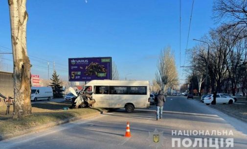 В Запорожье маршрутка с пассажирами врезалась в дерево — пострадало четыре человека