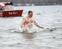 Запорожцы отмечают Крещение, окунаясь в Днепр — фоторепортаж с Центрального пляжа