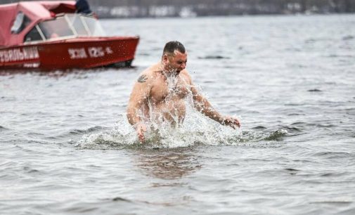 Запорожцы отмечают Крещение, окунаясь в Днепр — фоторепортаж с Центрального пляжа