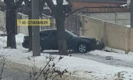 В Харькове легковая машина «влетела» в забор дома: водитель пострадал, его доставили в больницу, — ФОТО