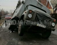 В Бердянске грузовик коммунальщиков провалился под асфальт, — ФОТО