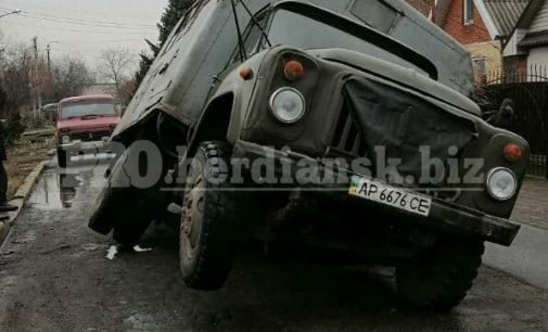 В Бердянске грузовик коммунальщиков провалился под асфальт, — ФОТО