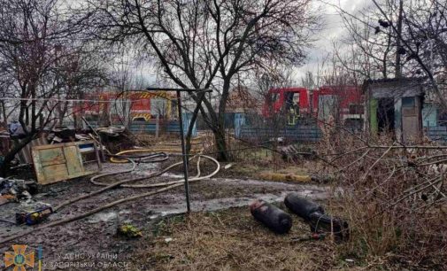 В Запорожье 13 спасателей тушили пожар рядом с газовыми баллонами