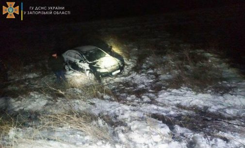 В Запорожской области из-за непогоды несколько автомобилей выехали в кювет, понадобилась помощь спасателей