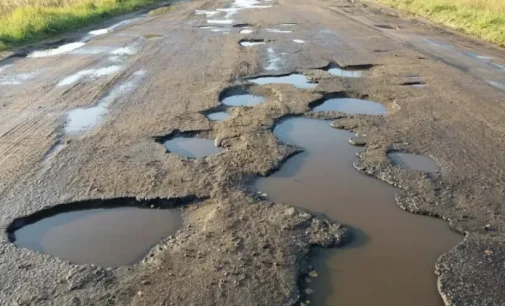 На Одещині дорога, яку відремонтували за 1,4 млн грн, вся у великих ямах