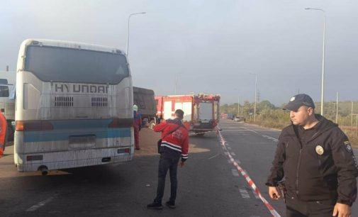 На трасі Одеса-Южне вантажівка врізалася в автобус, постраждали 17 пасажирів, — ФОТО