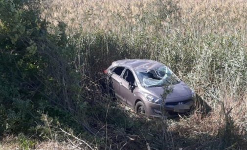 На трасі Одеса-Рені автомобіль злетів у кювет та перевернувся, постраждала пасажирка, — ФОТО