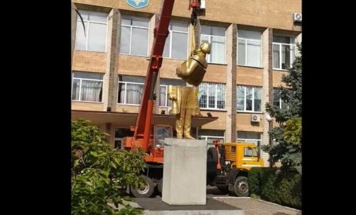В Одескій області демонтували пам’ятник Карлу Марксу, — ВІДЕО