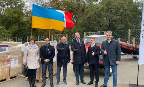 Ліки, човен та позашляховик: до Одеси прибув гуманітарний вантаж із Франції, — ФОТО