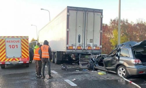 Не впорався з керуванням та врізався у вантажівку: на трасі Одеса-Київ у ДТП постраждав водій автомобіля, — ФОТО