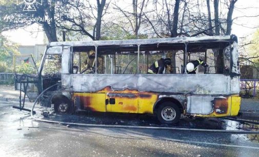 В Одесі під час рейсу спалахнула і повністю згоріла маршрутка, — ФОТО, ВІДЕО