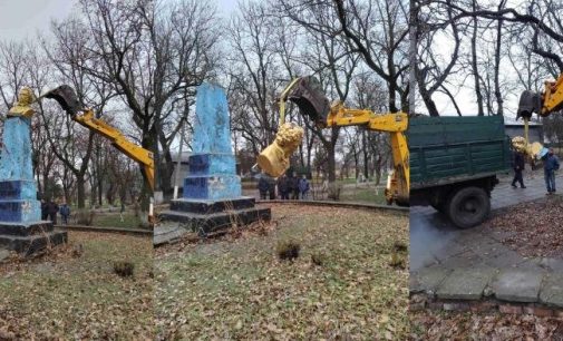 Накинули зашморг на шию та знесли: в Одеській області прибрали бюст російського поета Пушкіна, — ФОТО