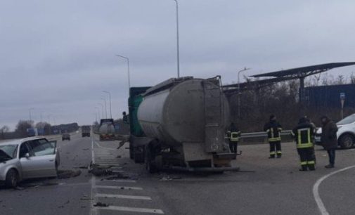 В аварії загинули дві людини, ще дві — госпіталізовані: на Одещині легковик залетів під фуру