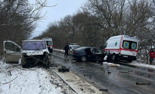 В Одеському районі водій BMW виїхав на зустрічку і протаранив мікроавтобус