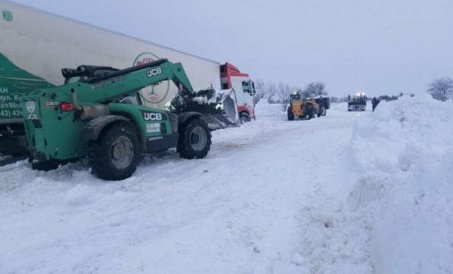 Негода на Одещині: на трасах рятувальники відкопували зі снігу автівки