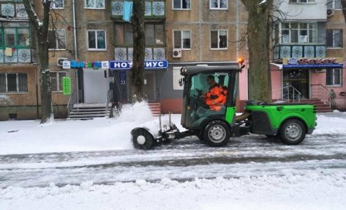 В Одесі комунальники чистять та посипають дороги та тротуари,- ФОТО