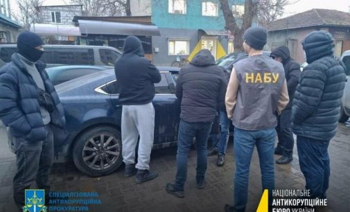 Викритим «на гарячому» голові та депутату однієї з міських рад Одещини повідомили про підозру