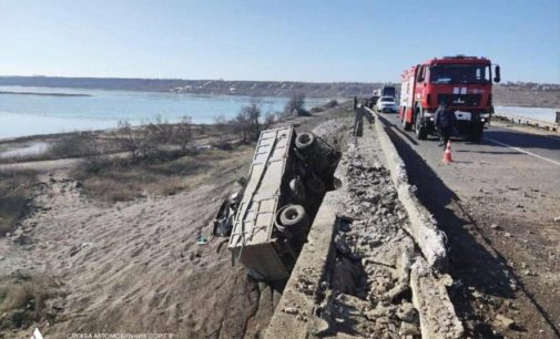 Ускладнено дорожній рух: на Одещині перекинулась вантажівка, — ФОТО