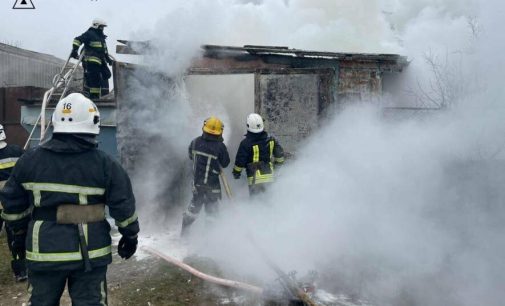 Згорів гараж з автомобілем: рятувальники Одещини близько 30 хвилин боролись з вогнем, — ФОТО, ВІДЕО