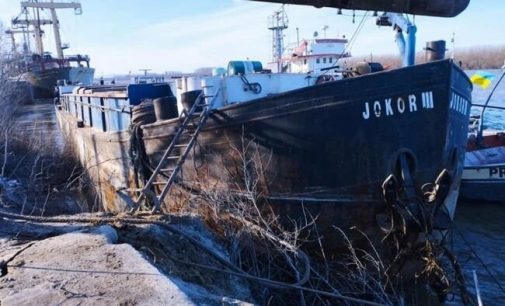 Баржа з Румунії ледве не потонула в порту під Одесою,- ФОТО