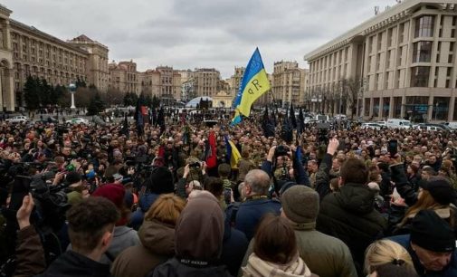 В Києві сотні людей прийшли попрощатися із легендарним «Да Вінчі», — ФОТО