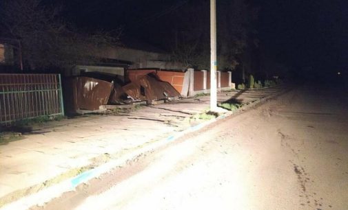 На Одещині водій Mercedes зніс паркан і втік з місця ДТП, — ФОТО