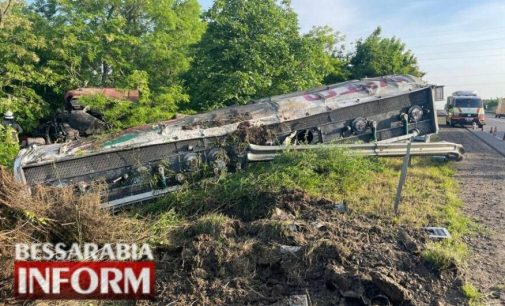 На Одещині перекинулася автоцистерна з пальним, — ФОТО