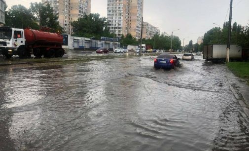 Сильний дощ частково перетворив Одесу на Венецію, — ФОТО, ВІДЕО