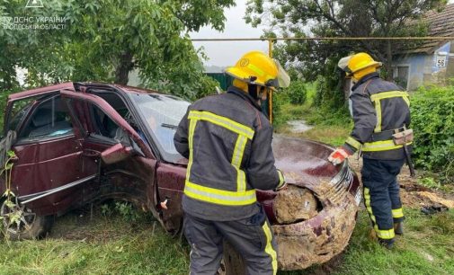 На Одещині з понівеченого автомобіля врятували водія, — ФОТО