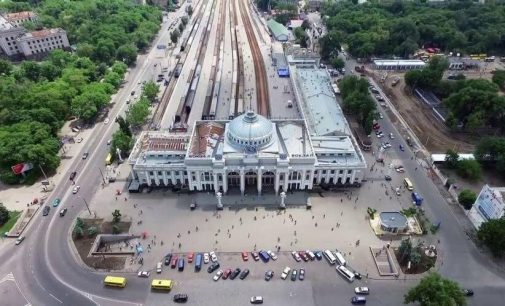 Позаштатна ситуація: поїзд Одеса-Дніпро суттєво затримується