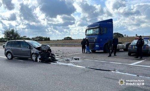 На трасі Київ-Одеса тягач не роз’їхався з легковиком Volkswagen, — ФОТО