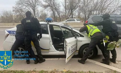 Одеських патрульних затримали на хабарі, — ФОТО