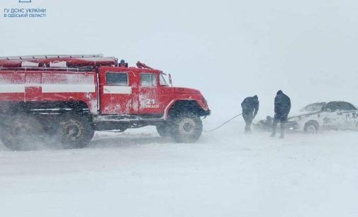 Світанок на заметеній снігом трасі, відсутність світла та повалені дерева: які наслідки мала негода на Одещині