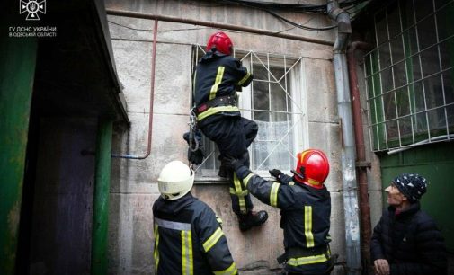 В Одесі під час пожежі рятувальники евакуювали людей з багатоповерхівки, — ФОТО, ВІДЕО