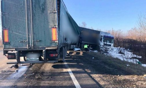 На трасі Одеса-Рені вантажівка влетіла у дві фури: ускладнений рух транспорту