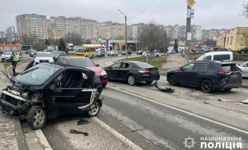 Потрійна ДТП з постраждалими: водійка Smart виїхала на зустрічку, — ФОТО