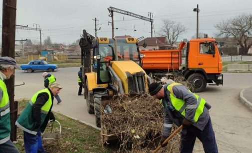 На вулицях Одеси продовжують виконувати роботи з благоустрою прибудинкових територій